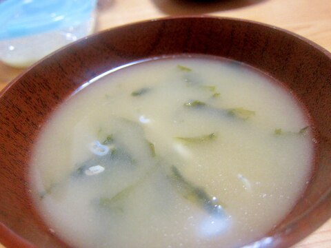 塩麹と味噌を御椀で混ぜるあおさ海苔汁